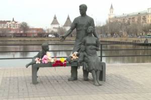 Астраханцы несут цветы и игрушки к памятнику возле Лебединого озера, соболезнуя кемеровчанам