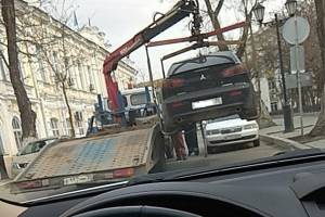 В центре Астрахани эвакуировали автомобили