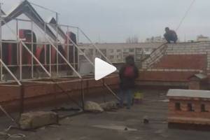 Появилось видео с полуголым мужчиной, который угрожал спрыгнуть с крыши гостиницы в Астрахани