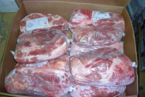 Из Астраханской области в Казахстан пытались вывезти более полутонны мясных изделий