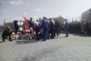 Кемерово, мы с тобой. Астраханские спасатели почтили память погибших на пожаре