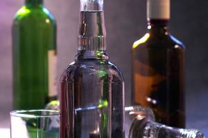 Семеро астраханцев организовали подпольный цех по производству опасного алкоголя