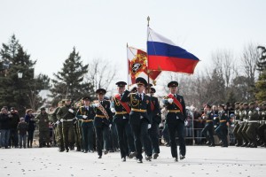 Гвардейцы прошли торжественным маршем по площади астраханского кремля