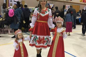 Астраханка поразила всех костюмами в русском стиле на мультикультурном вечере в Америке