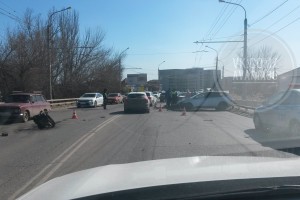 В Астрахани от удара влобовую у иномарки вырвало мотор, пострадали два человека