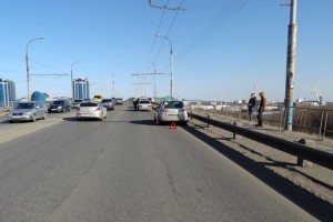 В Астрахани пешеход попал под колёса иномарки, перебегая дорогу на Новом мосту