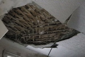 Ночью в Астрахани на спящую пенсионерку обрушился потолок