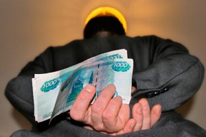 Мигрант попался на уловку мошенника из Астрахани и отдал за российское гражданство 200 тысяч