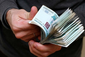 В Астрахани двое мошенников отдали деньги третьему