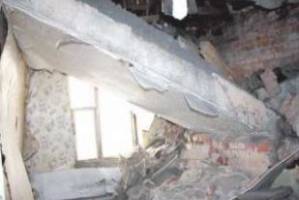 В Астрахани на женщину упал потолок квартиры