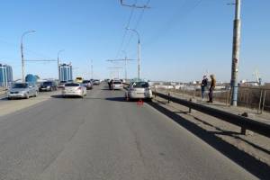Юная астраханка сбила человека на Новом мосту в Астрахани