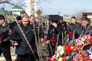 Год после страшных событий: Астрахань почтила память погибших полицейских