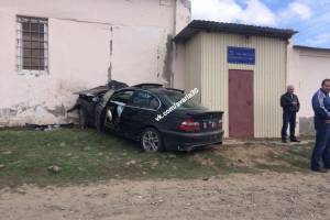  BMW врезался в здание астраханского порта