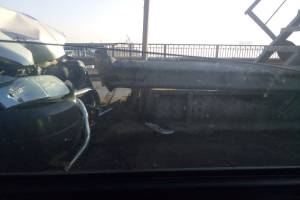 В Астрахани внедорожник врезался в разделительное ограждение на Старом мосту