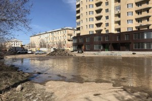 В центре Астрахани из-за грузовика образовалось стихийное озеро