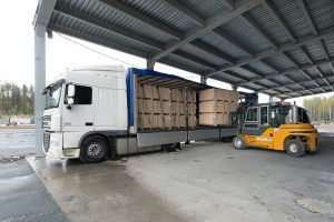 В Астраханской области задержали грузовик с 17 тоннами канцелярских товаров