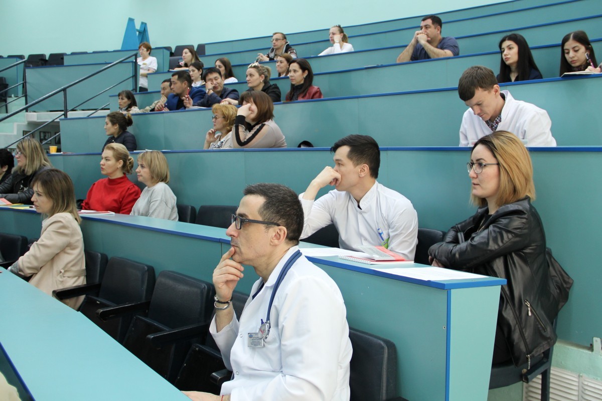 Врачи астрахани отзывы. Астраханские врачи. АМОКБ. Фото лекций медиков в Астрахани.
