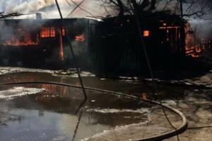 В Астрахани тушат крупный пожар на Трусово: горят жилой дом, хозпостройки