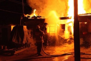 В Астраханской области сгорели три жилых дома и сарай