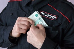 В Астрахани два сотрудника полиции подозреваются в получении взятки в размере 100 тыс рублей