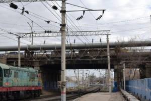 Скажется ли резонансный ремонт путепровода в Астрахани на поездах