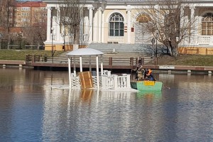 В Астрахани новый домик для лебедей дал крен
