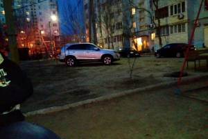 В Астрахани девушка за рулем иномарки проехалась по детской площадке