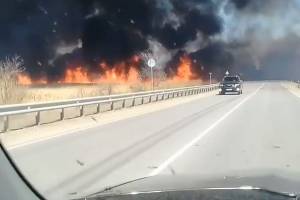 Крупный пожар возле трассы под Астраханью попал на видео
