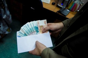 Астраханец попытался дать сотруднику ФСБ сто тысяч рублей взятки