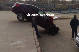 В Астрахани водитель Hyundai Solaris случайно стал каскадёром-неудачником