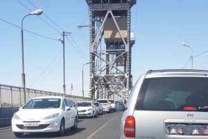 На Старом мосту через Волгу в Астрахани затруднено движение