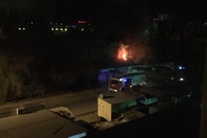 В Астраханской области из-за пожара в торговом павильоне загорелся жилой дом