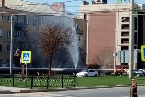 В Астрахани на улице Н Островского труба с горячей водой не выдержала испытаний