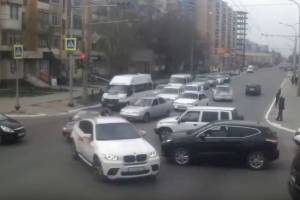 В Астрахани наказали всех водителей свадебного кортежа, грубо нарушивших ПДД