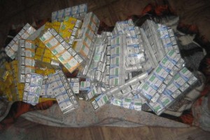 В Астрахани работник магазина с другом украли 50 блоков сигарет