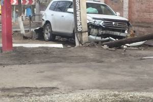 В Астрахани водитель иномарки врезался в столб