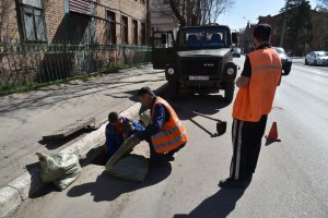 В Астрахани чистят ливнёвки