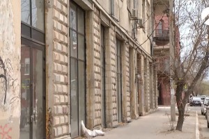 В Астрахани из-за недостроенного кафе рушится памятник архитектуры