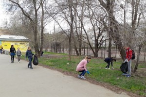 Астраханские медики приняли активное участие в общеобластном субботнике