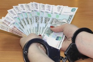 Ранее судимая мошенница под видом работницы банка украла у астраханца 64 тысячи рублей