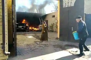 В Астрахани на Набережной 1 Мая во дворе дома горит машина и сарай