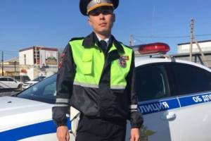 Астраханский полицейский спас из огня пятерых детей, оказавшихся в ловушке запертой квартиры