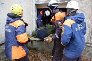 Астраханские спасатели помогли медикам добраться до пострадавшего в заброшенном здании