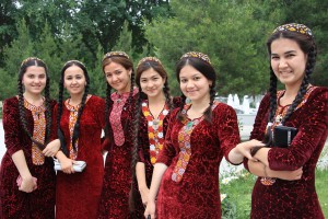 В Туркмении девушкам запрещают носить купальники, облегающие платья и гулять по ночам