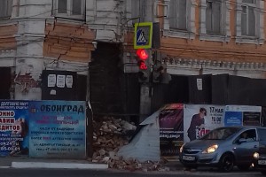 В Астрахани жильцы аварийного дома, где рухнула облицовка, отказались покидать квартиры