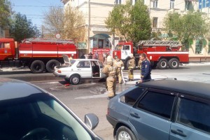 В Астрахани на дороге загорелись «жигули»