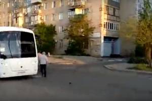 Астраханец устроил дебош на дороге, разгромив автобус