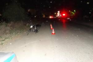 В Астрахани мотоциклист сбил женщину