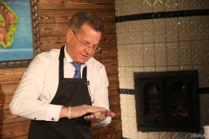 Астраханский губернатор провёл мастер-класс по приготовлению рыбного «супа с катышками»