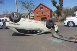 В Астрахани в результате аварии перевернулась иномарка, есть пострадавший